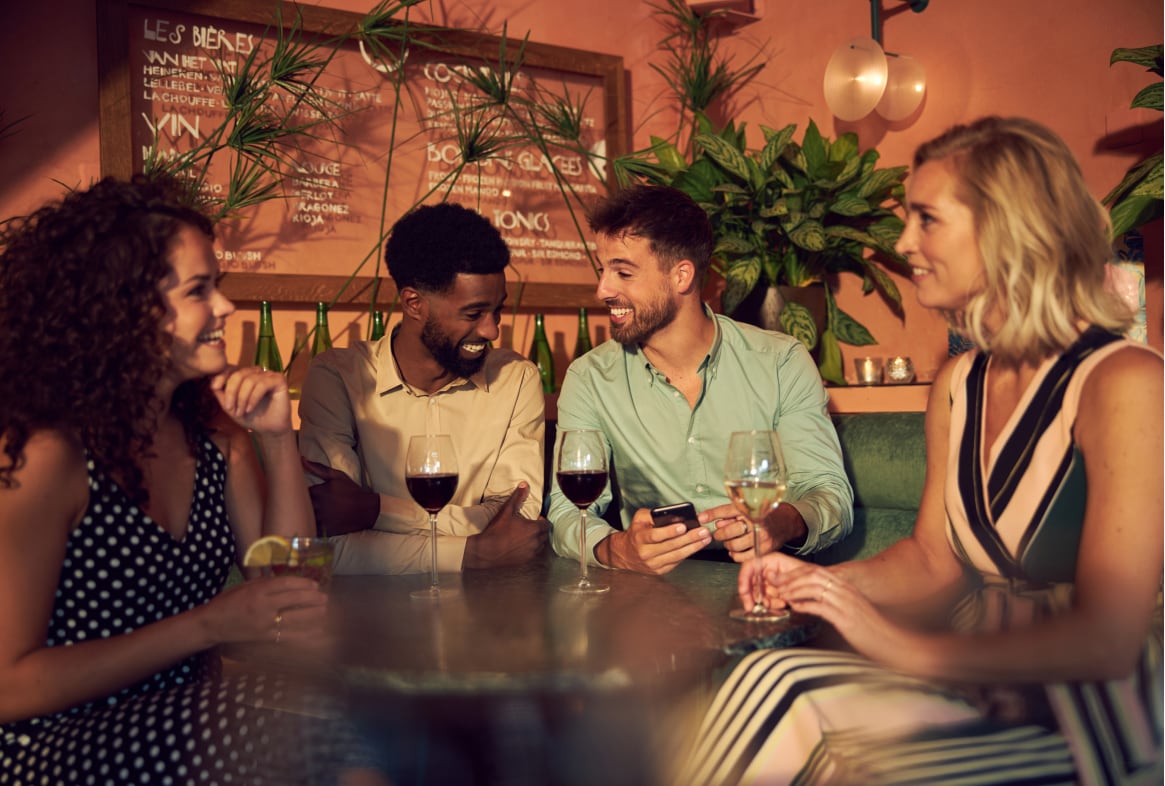 En gruppe mennesker som drikker vin
